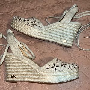 EUC Size 7M Michael Kors Darci Closed Toe Lace Up Wedge Espadrilles - Taupe